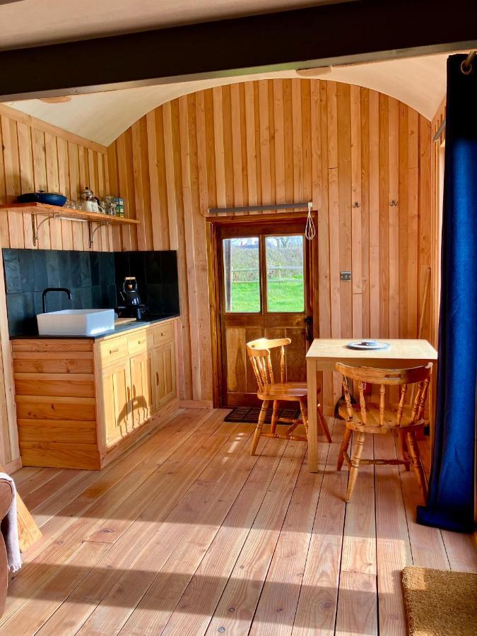 Shepherds Hut In A Private Meadow With Sea Views Hartland Eksteriør billede