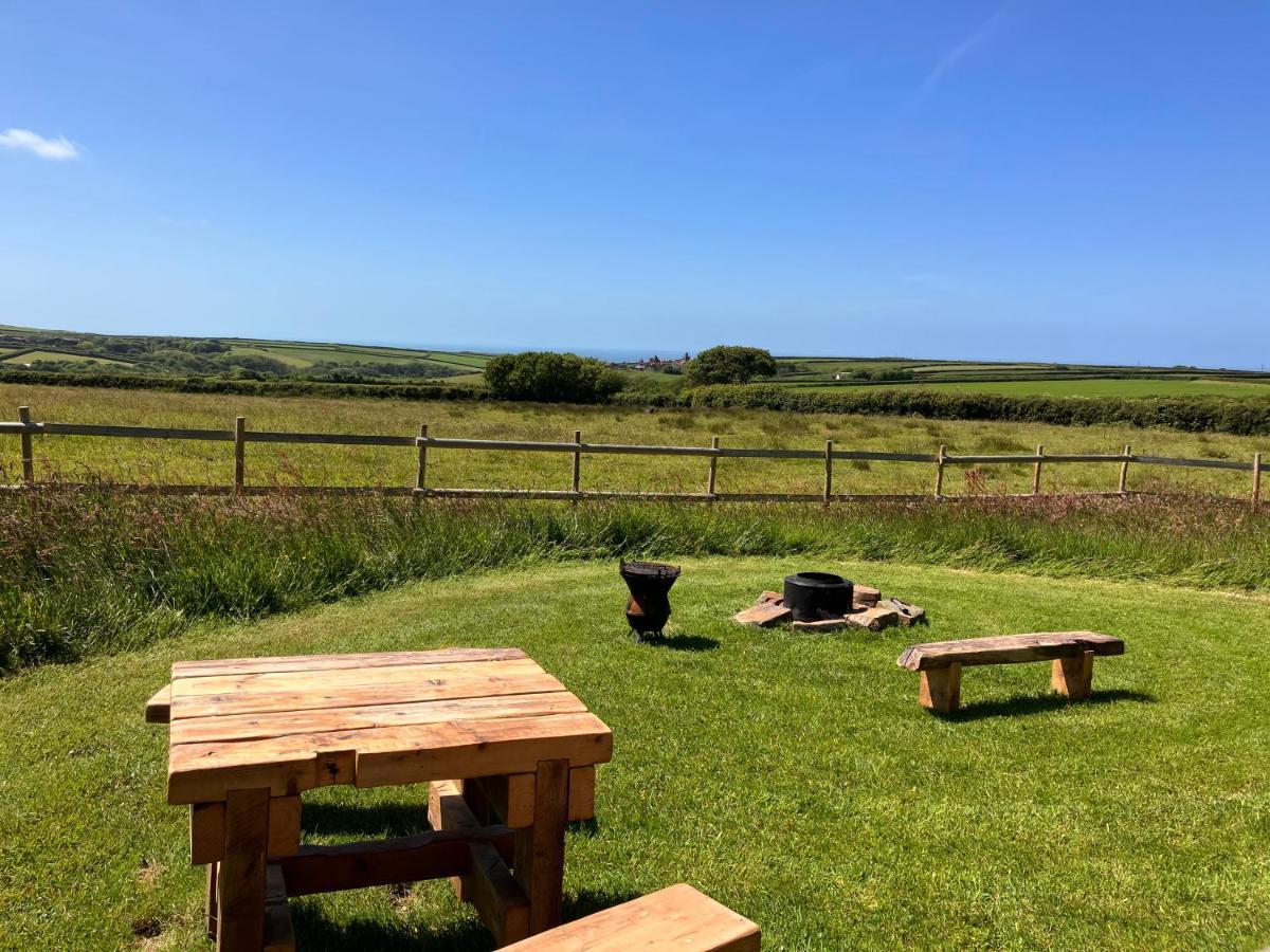 Shepherds Hut In A Private Meadow With Sea Views Hartland Eksteriør billede