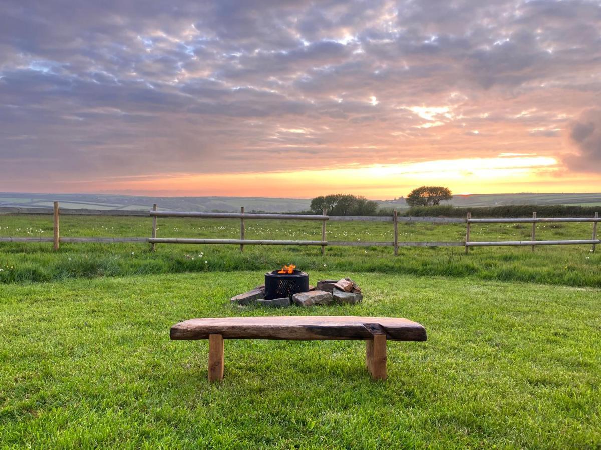 Shepherds Hut In A Private Meadow With Sea Views Hartland Eksteriør billede