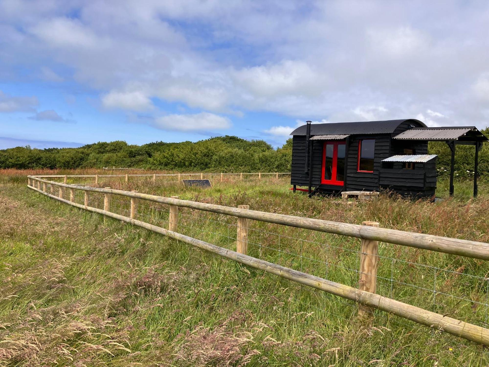 Shepherds Hut In A Private Meadow With Sea Views Hartland Eksteriør billede